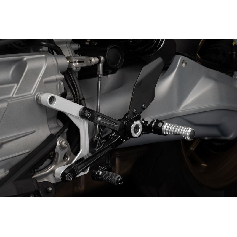 GTMUE2-MG01-B Pedane MUE2 MOTO GUZZI V100 Mandello 1000 2022 2024 GILLES TOOLING