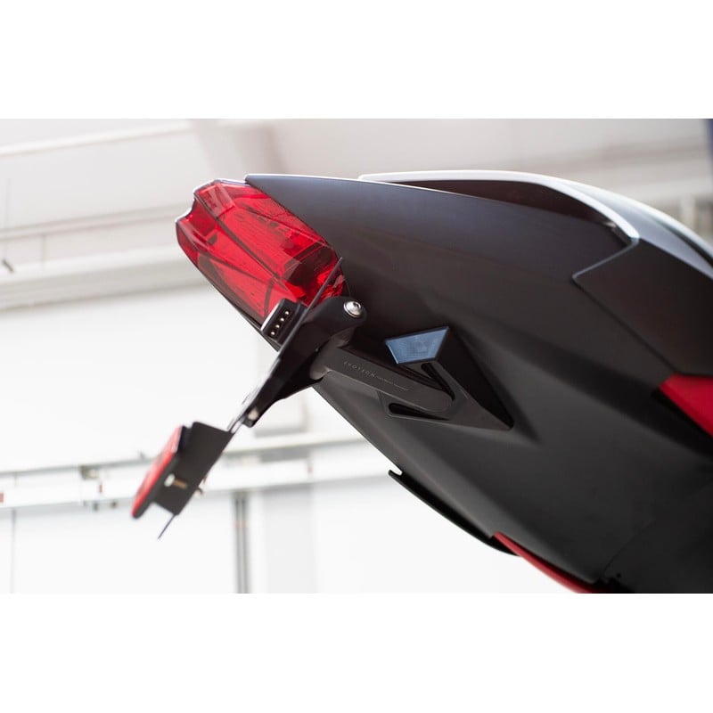 ESTR-0751 Porta matrícula Triumph Street Triple R/ S/ RS/ RX 17-26 Premium Version