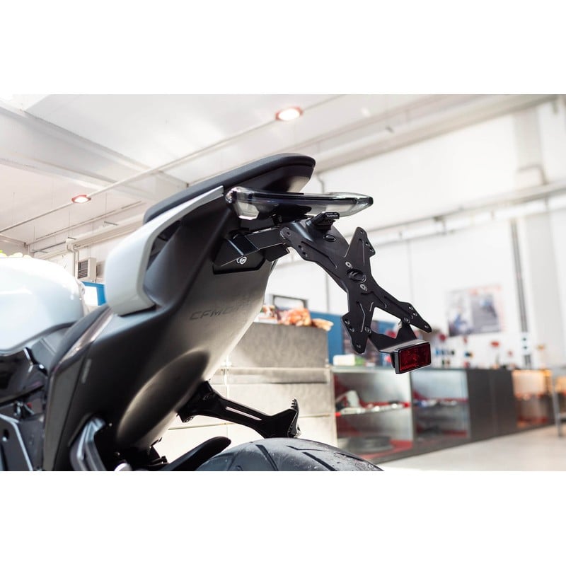 ESTR-1504 Porta matrícula Cf Moto 675 SR-R 25-26