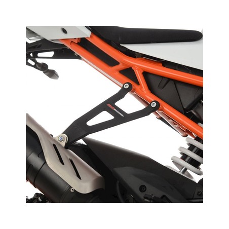 EH0116BKA R&G Staffa supporto scarito + piastra fori pedane posteriori, KTM RC390/125 '22-KTM 390 RC