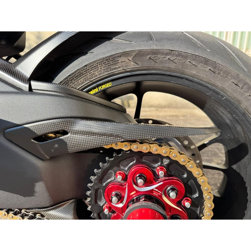 Protezione catena superiore in carbonio e RS Ducati Multistrada V4 Pikes Peak 2022+ CNC Racing