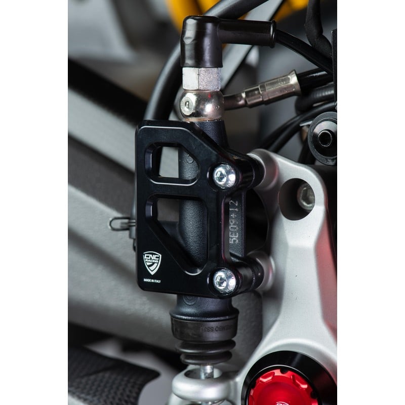 Protezione pompa freno posteriore per pedane originali Ducati Hypermotard V2 Sp 2026+ CNC Racing
