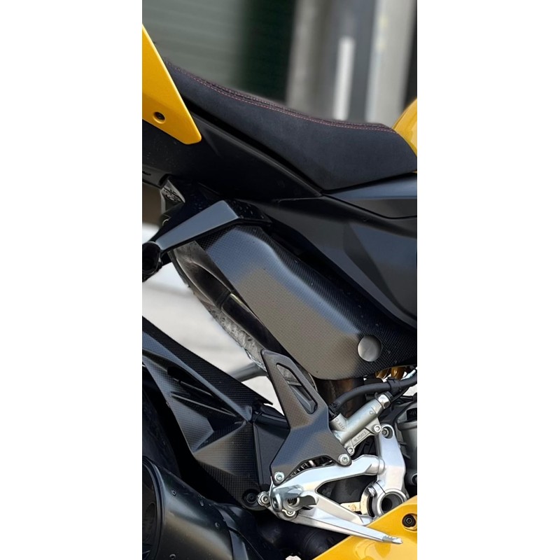 Protezione calore scarico in carbonio per Panigale e Ducati Streetfighter V2 955 2022+ CNC Racing