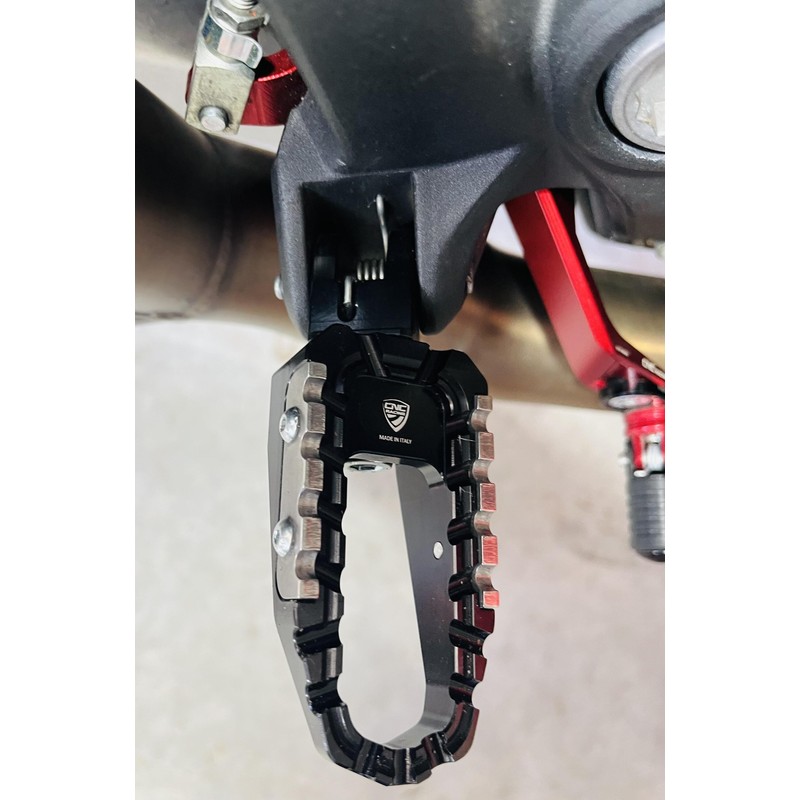 PEA06_01 Footpegs kit TOURING adapters driver for Mv Agusta Dragster 800 RR E3 2015+ CNC Racing