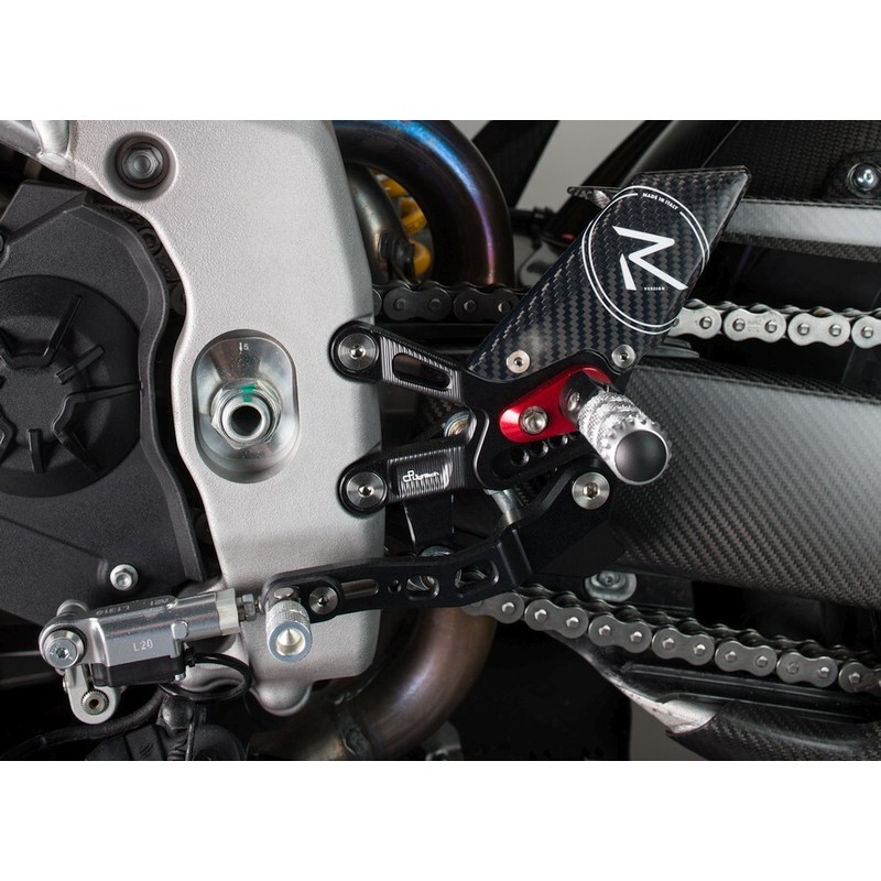 FTRAP005W Verstellbare Fußstützen mit Gelenkfunktion, gerader Schalthebel Aprilia Tuono V4 2018+ Lig